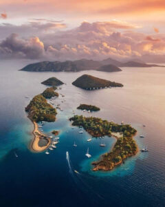 PRIVATE BOAT HIRE FOR YOUR WEDDING GROUP